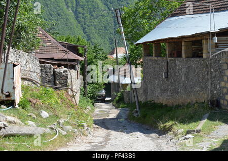 Kis village près de Sheki, dans les contreforts du Grand Caucase du nord de l'Azerbaïdjan Banque D'Images