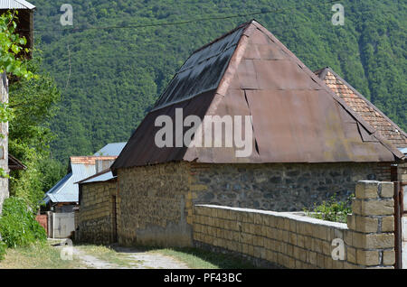 Kis village près de Sheki, dans les contreforts du Grand Caucase du nord de l'Azerbaïdjan Banque D'Images