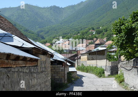 Kis village près de Sheki, dans les contreforts du Grand Caucase du nord de l'Azerbaïdjan Banque D'Images