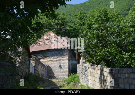 Kis village près de Sheki, dans les contreforts du Grand Caucase du nord de l'Azerbaïdjan Banque D'Images