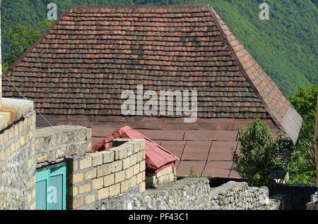 Kis village près de Sheki, dans les contreforts du Grand Caucase du nord de l'Azerbaïdjan Banque D'Images