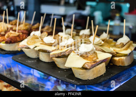 Une cuisine typiquement espagnole tapas sur un compteur dans un restaurant. Banque D'Images