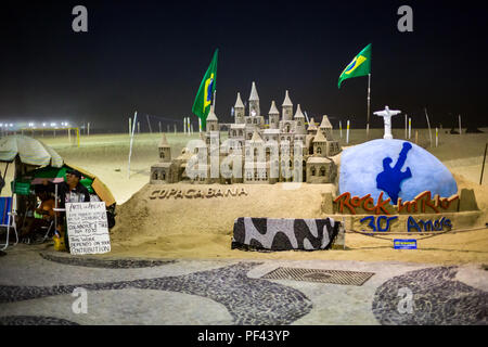 Artiste et son château sur Capacabana beach Banque D'Images