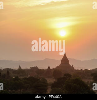 Bagan Myanmar - vue sur la ville antique à travers au coucher du soleil vers certains des centaines de temples situés dans cette ville asiatique. Banque D'Images