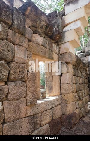 Prasat Sdok Kok Thom le parc historique en Thaïlande, est un ancien temple hindou Shiva Khmer dédié à base de latérite rouge brique et grès. Banque D'Images