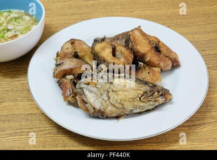 Delicuous traditionnel poisson-serpent rayé Frits sur une plaque blanche servi avec du sel épicé, sauce aigre-douce, riche en protéines, vitamine B12, de la niacine Banque D'Images