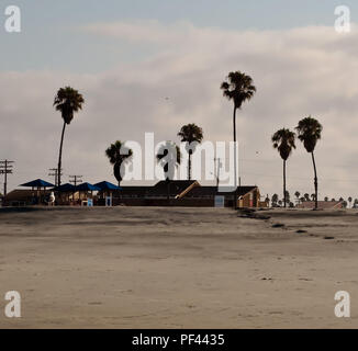 Une scène de plage avec un bâtiment et de palmiers au petit matin sur l'océan Pacifique dans le sud de la Californie, USA Banque D'Images
