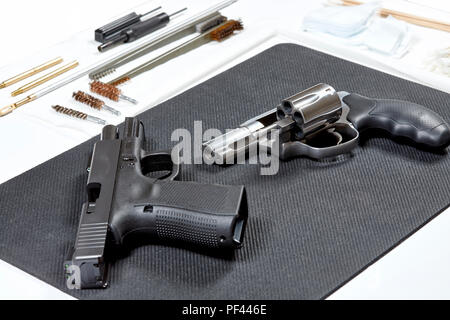 Un revolver et un pistolet portant sur un pad en préparation pour le nettoyage Banque D'Images