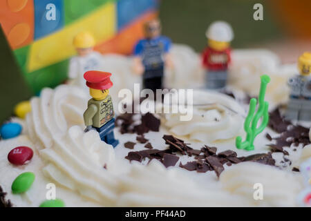 NEW YORK, USA - Aug 10, 2018 : les personnages Lego playmobil - 5116 - moto monté sur un gâteau d'anniversaire. Banque D'Images