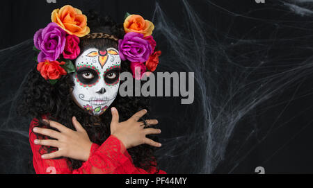 Closeup portrait of Calavera Catrina. Petite fille avec crâne en sucre maquillage. Dia de los muertos. Le Jour des Morts. L'Halloween. Banque D'Images