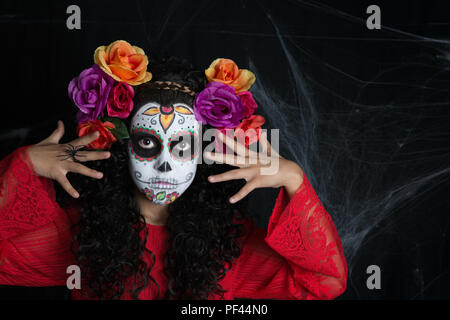 Closeup portrait of Calavera Catrina. Petite fille avec crâne en sucre maquillage. Dia de los muertos. Le Jour des Morts. L'Halloween. Banque D'Images