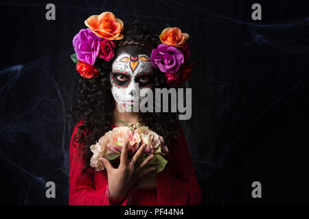 Closeup portrait of Calavera Catrina. Petite fille avec crâne en sucre maquillage. Dia de los muertos. Le Jour des Morts. L'Halloween. Banque D'Images