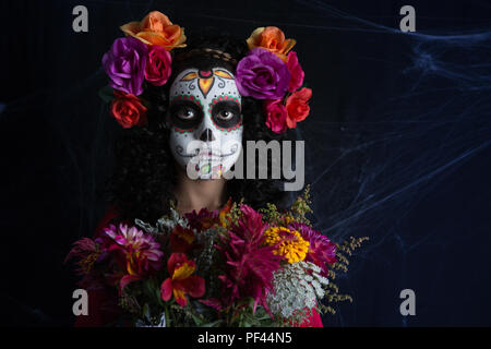 Closeup portrait of Calavera Catrina. Petite fille avec crâne en sucre maquillage. Dia de los muertos. Le Jour des Morts. L'Halloween. Banque D'Images