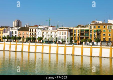 Séville, ESPAGNE - 14 juin 2018 : Triana trimestre avec le fleuve Guadalquivir à Séville, Espagne Banque D'Images