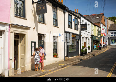 UK, Cornwall, Padstow, Street les touristes sur pavment regardant Stein's Café menu Banque D'Images