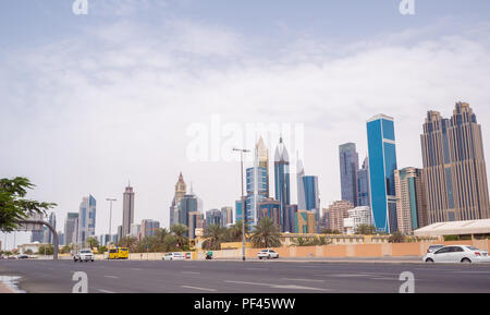 Panorama du centre-ville de Dubaï. Belle gratte-ciel par temps nuageux. Banque D'Images