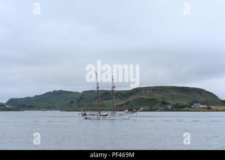 Le Flying Dutchman goélette en Oban Bay, les Highlands, Ecosse Banque D'Images