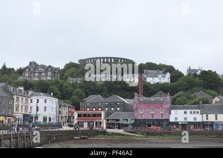 Vue sur le centre-ville d'Oban et McCaigs Tower, les Highlands, Ecosse Banque D'Images