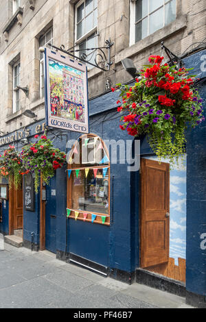 Paniers suspendus et banderoles à l'extérieur de la pub de la fin du monde à Edinburgh's Royal Mile. Ce pub a été construit dans l'ancien mur de la ville du 16ème siècle. Banque D'Images