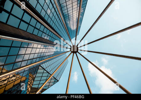 Toit en verre détail à la centre commercial Beaugrenelle à Paris France avec une vue jusqu'à la hauteur des gratte-ciel Banque D'Images