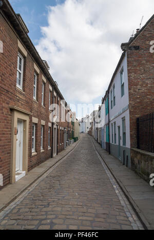 Henrietta Street, dans la ville balnéaire historique de Whitby, sur la côte de North Yorkshire, Angleterre. Banque D'Images