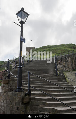 Le célèbre 199 marches à Whitby, sur la côte de North Yorkshire, Angleterre. Banque D'Images