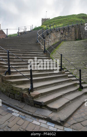 Le célèbre 199 marches à Whitby, sur la côte de North Yorkshire, Angleterre. Banque D'Images