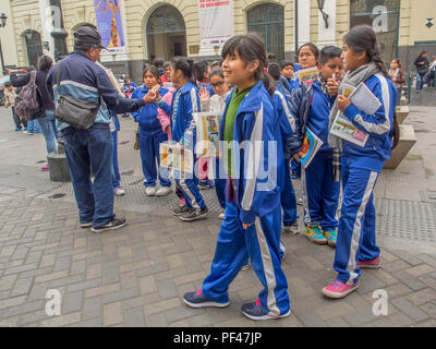 Lima, Pérou - Sep 23, 2017 : Les enfants de l'école avec l'uniforme en marchant dans la rue de la ville de Lima. Gare à l'arrière-plan Banque D'Images