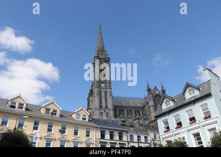 La jolie petite ville de Cobh, à partir de la place principale, avec la magnifique cathédrale vieille de plusieurs siècles en tant que point focal. Banque D'Images