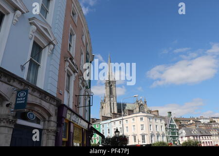 La jolie petite ville de Cobh, à partir de la place principale, avec la magnifique cathédrale vieille de plusieurs siècles en tant que point focal. Banque D'Images