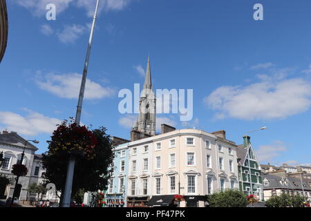 La jolie petite ville de Cobh, à partir de la place principale, avec la magnifique cathédrale vieille de plusieurs siècles en tant que point focal. Banque D'Images