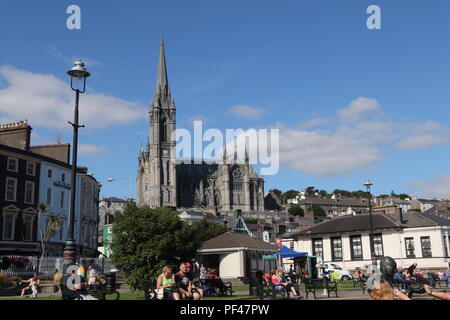 La jolie petite ville de Cobh, à partir de la place principale, avec la magnifique cathédrale vieille de plusieurs siècles en tant que point focal. Banque D'Images