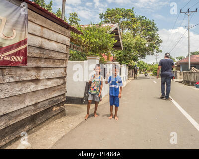 Ambon en Indonésie - 11 Février 2018 : deux garçons indonésien dans des vêtements colorés sur la rue dans le petit village de l'île d'Ambon, Moluques, Maluki Banque D'Images