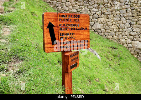 Sol en bois panneau jusqu'au pont de l'INCA, de garde, porte du soleil et LA MONTAGNE WAYNAPICCHU dans le site archéologique de Machu Picchu, Cusco, Pérou Région Banque D'Images