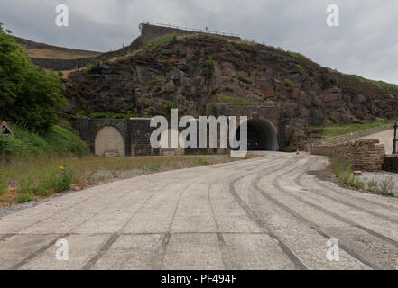 Woodhead, portail ouest du Tunnel tunnels original (L) nouveau (1954) tunnel (R) qui achemine les câbles d'alimentation réseau national Banque D'Images