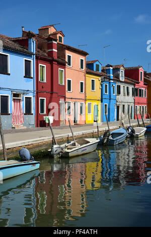 Maisons colorées sur l'île de Burano, dans la lagune de Venise, à seulement 40 minutes en bateau de Venise, Italie. Banque D'Images