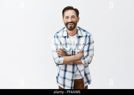 Des profils de bon à l'homme masculin avec barbe et moustache, rire, tenant les mains croisées et tout sourire, s'amusant de passer du temps avec joie, ami de travail, la consommation de bière en regardant match Banque D'Images