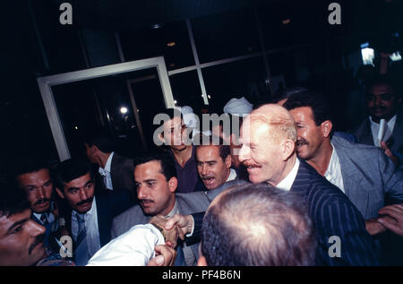 Bagdad, Irak - 16 octobre 1995 - Izzat Ibrahim al-Douri, homme d'État irakien et vice-président du Conseil du commandement révolutionnaire iraquien et chef du comité d'élections pour le référendum présidentiel le 15 octobre 1995, annonce les résultats à la presse, où le Président Saddam Hussein a remporté 99,96  % des voix. La seule question sur le bulletin de papier du référendum est 'Do que vous approuvez le Président Saddam Hussein d'être président de la République ? L'iraquien trouver plus difficile de maintenir un niveau de vie décent en raison de la stricte des sanctions des Nations Unies imposées durant les années 1990 en raison de l'invasion Banque D'Images