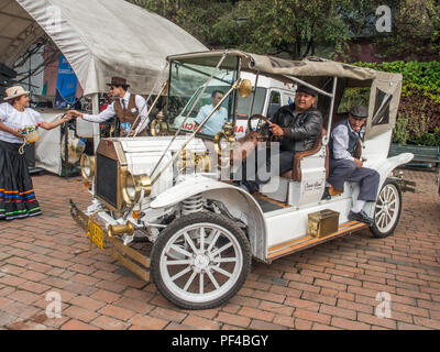 Bogota, Colombie - Décembre 01, 2017 : l'homme à l'ancienne voiture, en vêtements traditionnels colombiens Banque D'Images