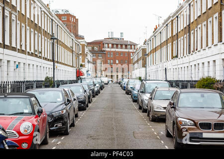 Rue de Londres avec maisons georgiennes et voitures garées de chaque côté Banque D'Images