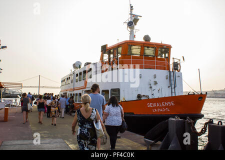 Les gens s'embarquer sur le bateau à Lisbonne Banque D'Images