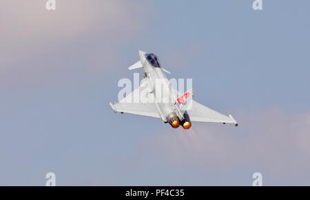L'Eurofighter Typhoon de la RAF RGF4 avec la RAF100 Logo sur la queue célébrant le centenaire de la Royal Air Force au RIAT 2018 Banque D'Images