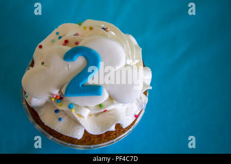Vue de dessus un petit gâteau avec le numéro deux Banque D'Images