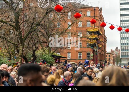 MANCHESTER, ANGLETERRE - 18 novembre, 2018 : le Nouvel An chinois 2018 Défilé dans les rues de Manchester, Célébrations bondée de gens heureux Banque D'Images