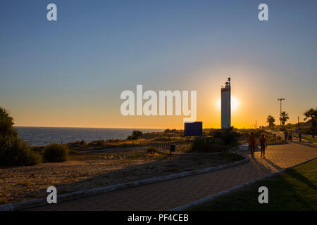 Les gens qui marchent par tout le long de la promenade Matalascanas, Almonte, phare de Huelva, Espagne Banque D'Images