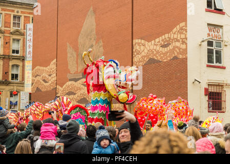 MANCHESTER, ANGLETERRE - 18 novembre, 2018 : le Nouvel An chinois 2018 Défilé dans les rues de Manchester, Célébrations bondée de gens heureux Banque D'Images