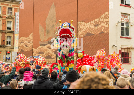 MANCHESTER, ANGLETERRE - 18 novembre, 2018 : le Nouvel An chinois 2018 Défilé dans les rues de Manchester, Célébrations bondée de gens heureux Banque D'Images