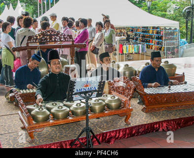 La musique traditionnelle à la tour Menara KL, Kuala Lumpur, Malaisie Banque D'Images