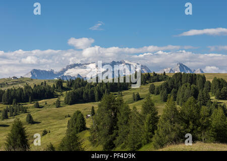 Domaine skiable Alta Badia dans l'été avec la Marmolada montagne dans l'arrière-plan, Dolomites, Italie Banque D'Images