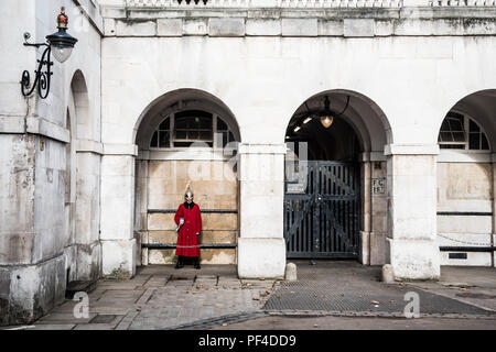 Londres, Royaume-Uni - 18 janvier 2018 : membre de la Household Cavalry britannique les gardes, portant un uniforme rouge sur le Royal Horse Guards building Banque D'Images